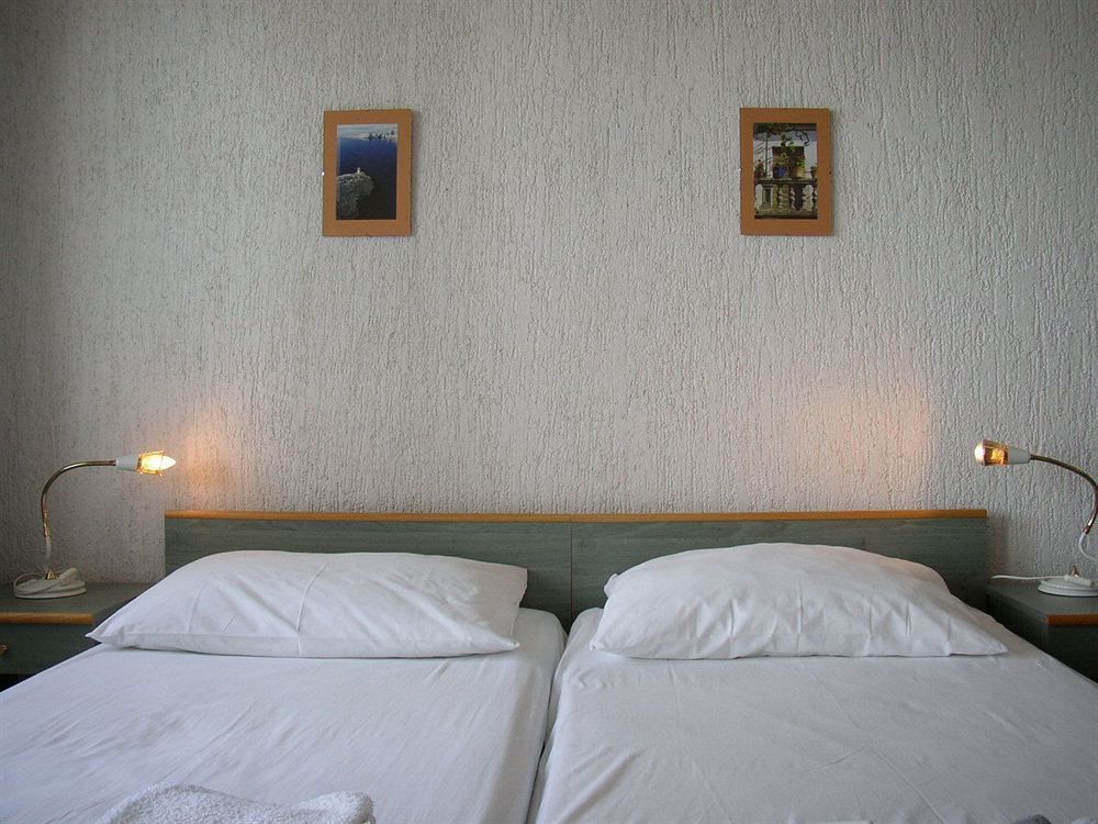 Hotel Vila 4M Ražanac Exteriör bild