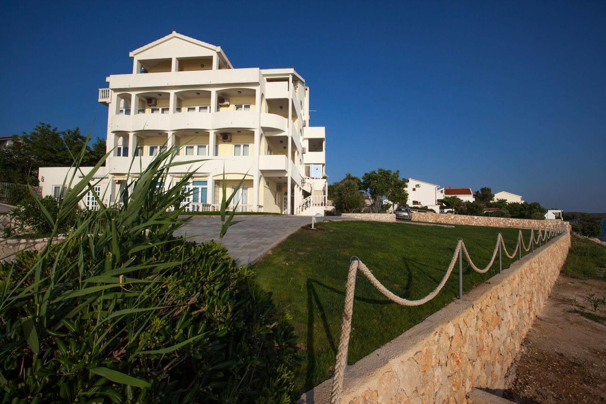 Hotel Vila 4M Ražanac Exteriör bild