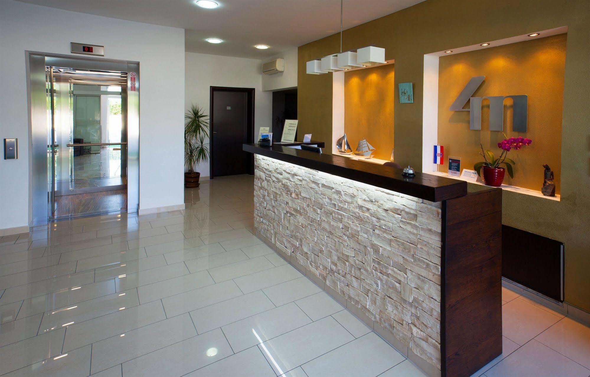 Hotel Vila 4M Ražanac Exteriör bild