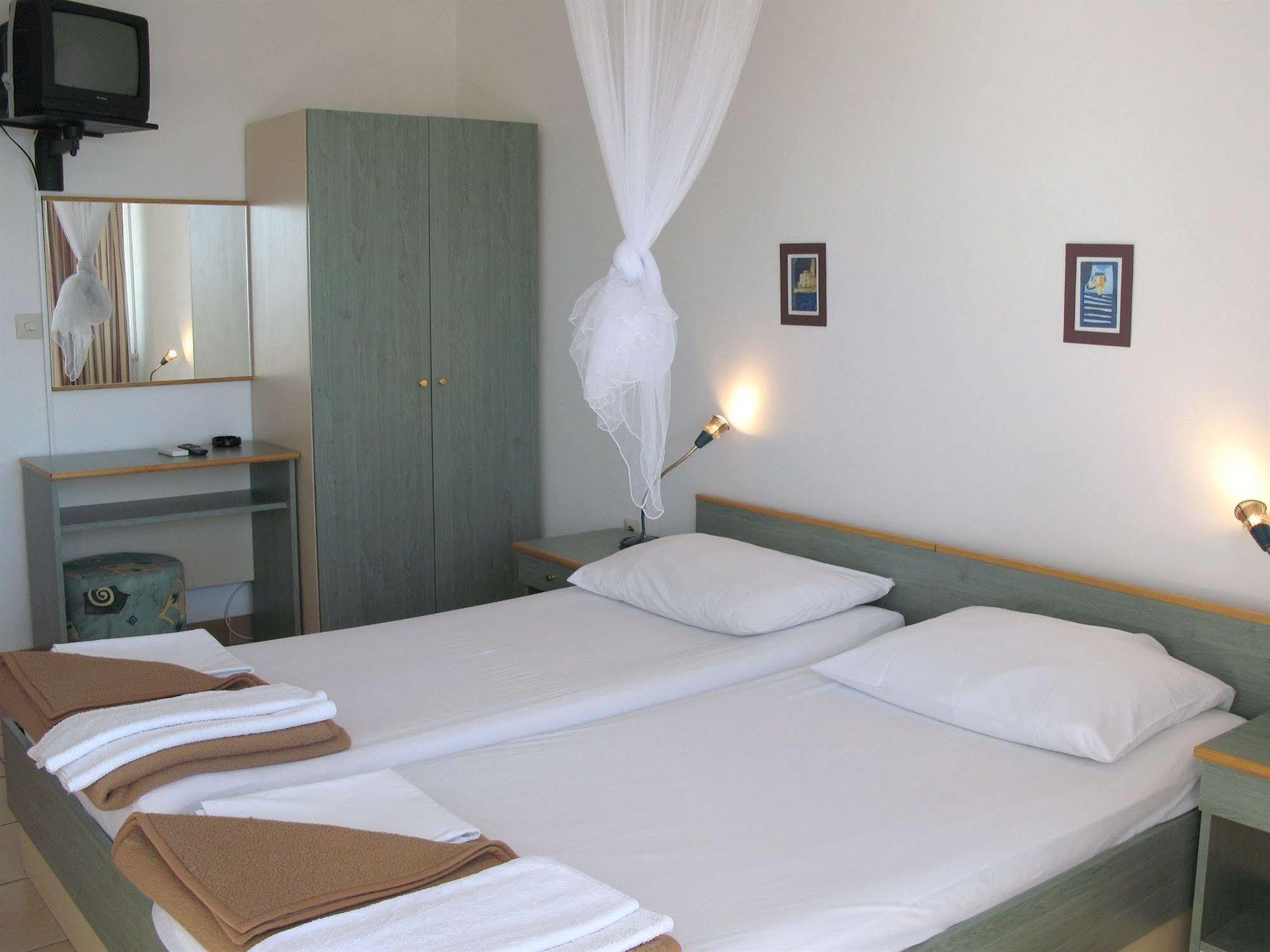 Hotel Vila 4M Ražanac Exteriör bild