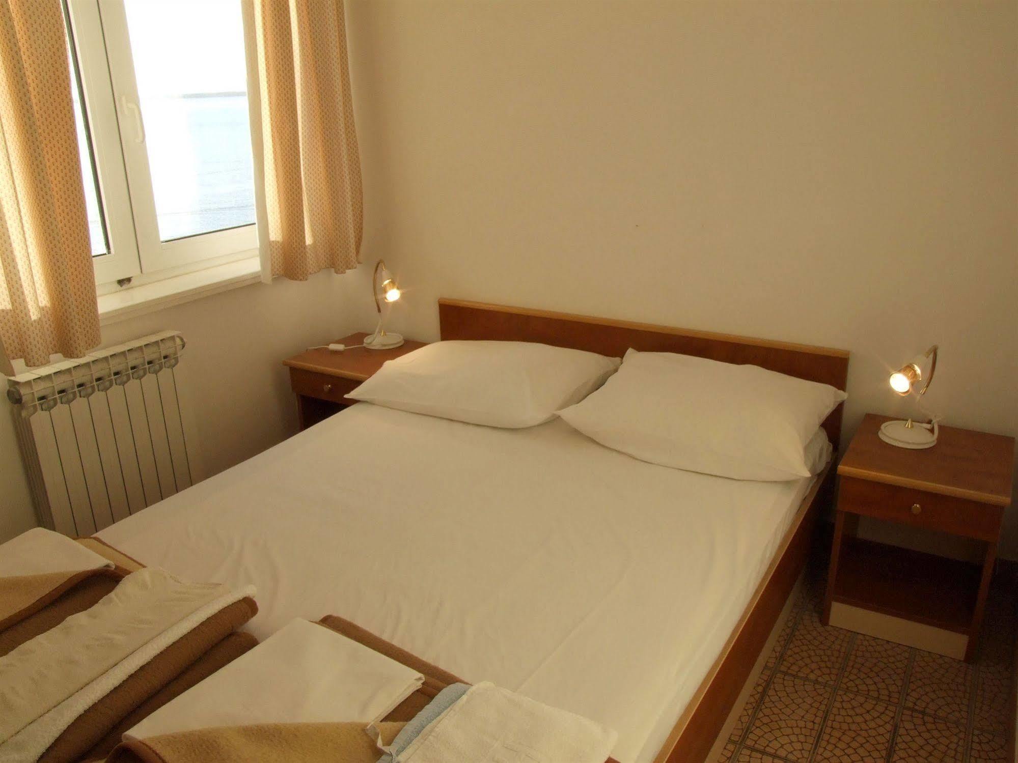 Hotel Vila 4M Ražanac Exteriör bild