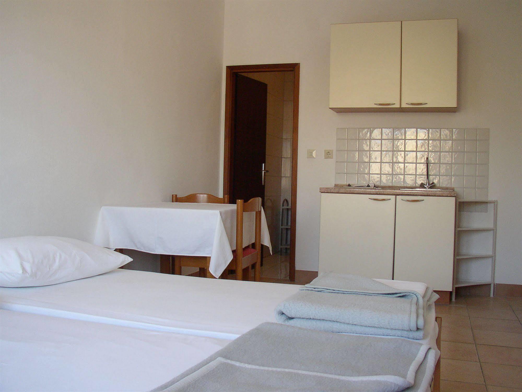 Hotel Vila 4M Ražanac Exteriör bild